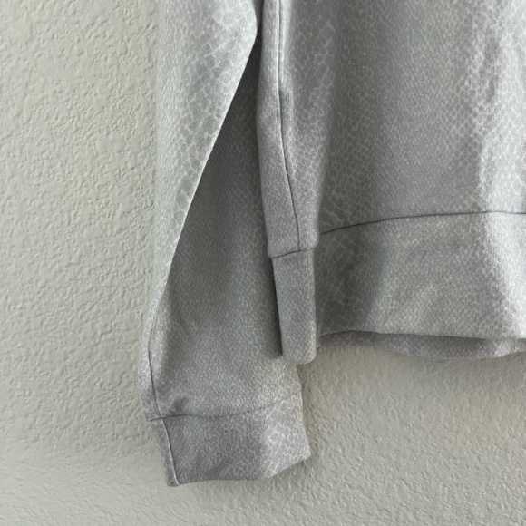 NWT BEYOND YOGA | Brushed Knit Printed Favorite Raglan in Gray Leopard | Size M - Picture 4 of 10